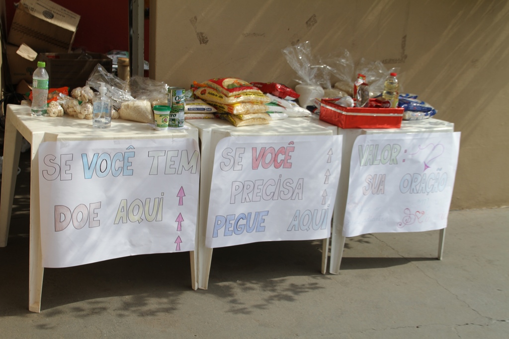  - Voluntários montam mesa solidária e doa produtos para quem precisa