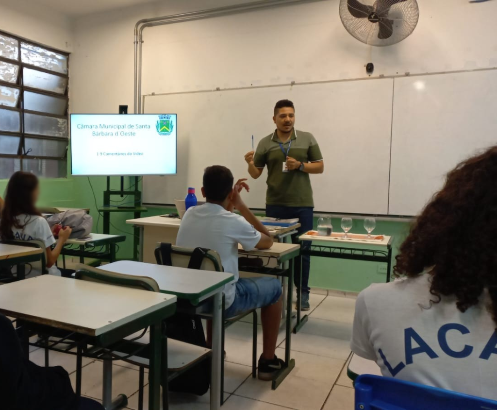 Cidades - Escola Heloiza Lacava recebe   palestra da Câmara   