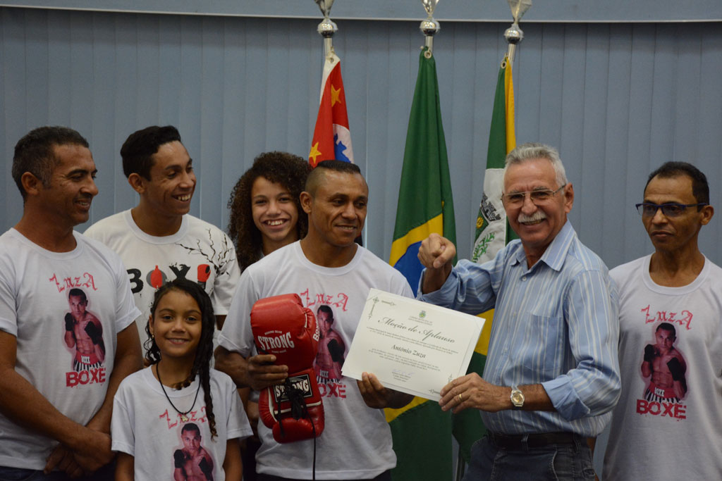 Política - Carlão entrega moção de aplauso para o pugilista Zuza