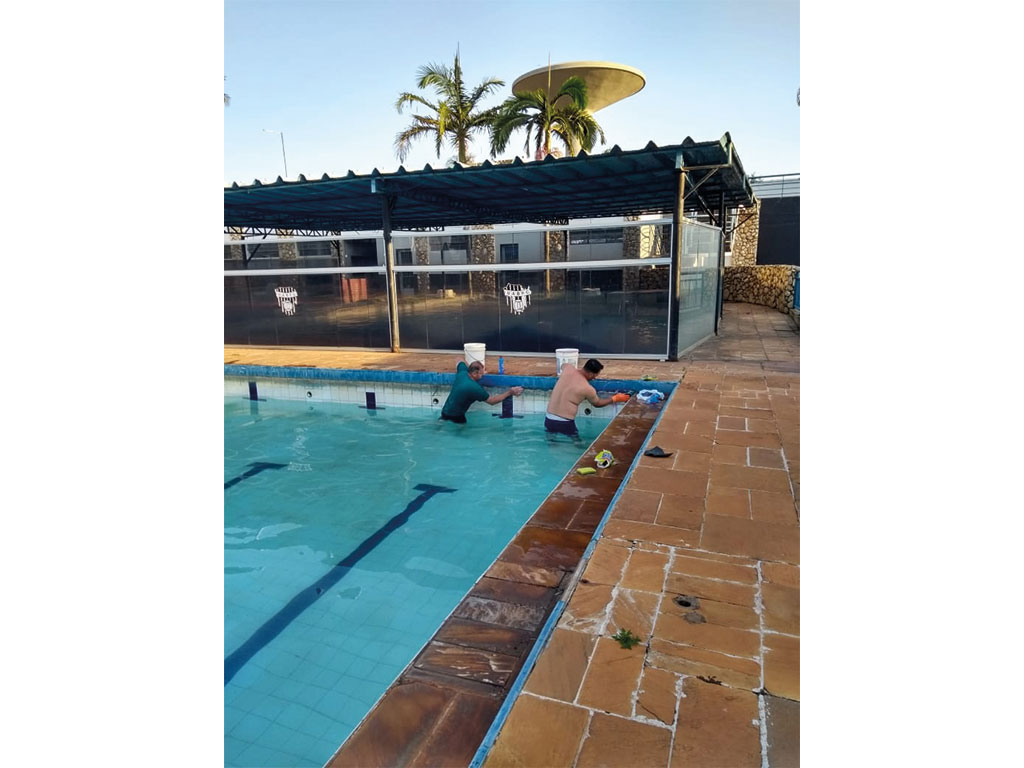 Esporte - União: Presidente e vice eleitos limpam piscina do clube