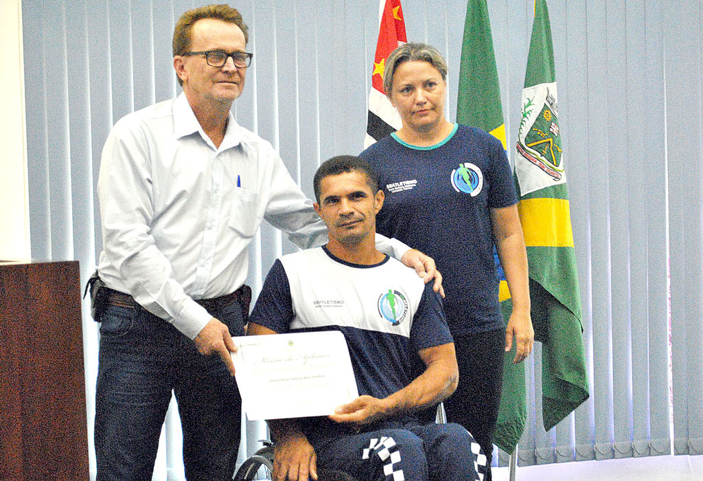 Foto Do Dia - Aplauso ao atleta cadeirante