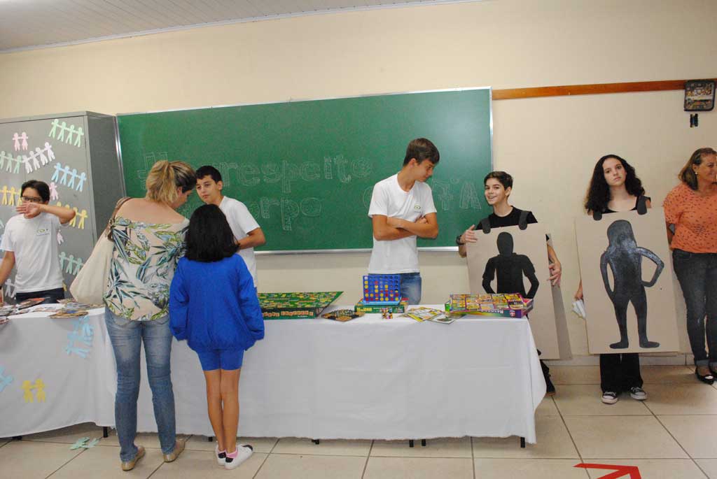 Educação - Feira Científico–Cultural do Colégio Ideal atrai comunidade e familiares