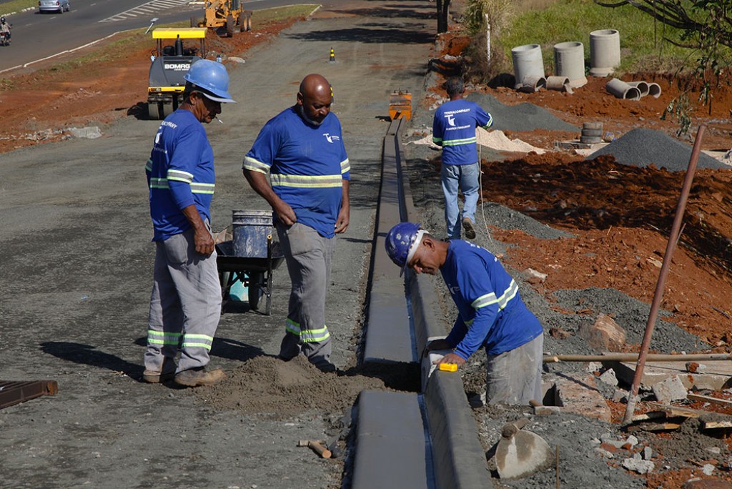 Foto Do Dia - Construção de guia e sarjeta