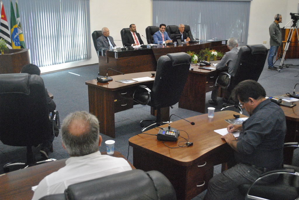 Política - Vereadores aprovam um projeto de lei e 25 moções 