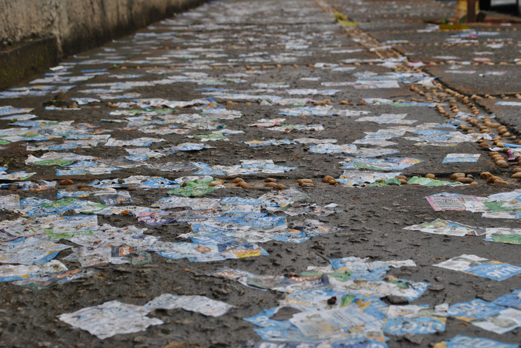 Política - Santinhos “emporcalham” ruas próximas dos locais de votação 