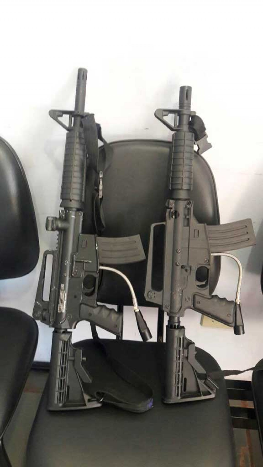  - Duas réplicas de fuzil são apreendidas