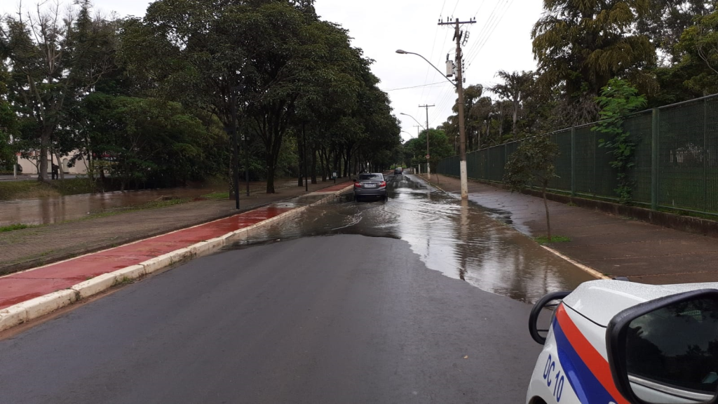 Cidades - Cabeça d´água  em represa faz   Ribeirão dos Toledos transbordar