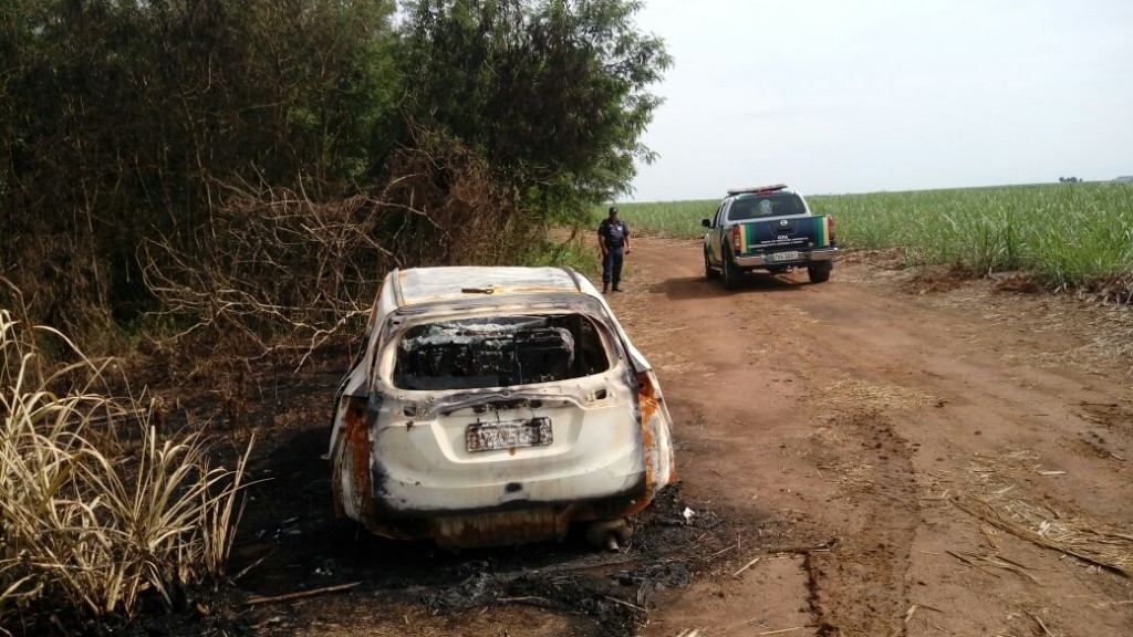  - Carro furtado é encontrado queimado