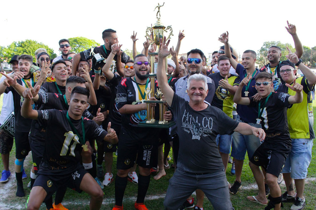 Esporte - Turma do Dadone conquista título da 4ª Divisão