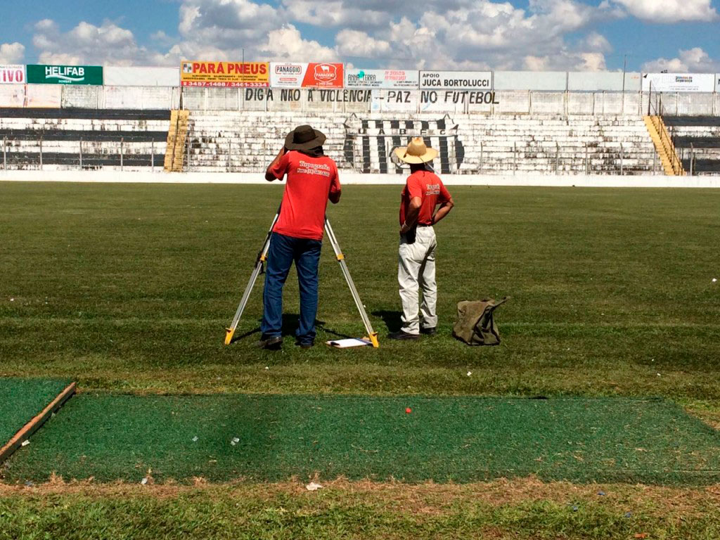 Esporte - Topografia confirma gramado com 105 metros