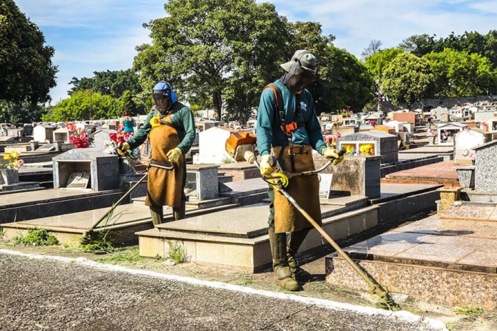 Cidades - Cemitérios Municipais de Santa Bárbara recebem manutenção para Dia das Mães