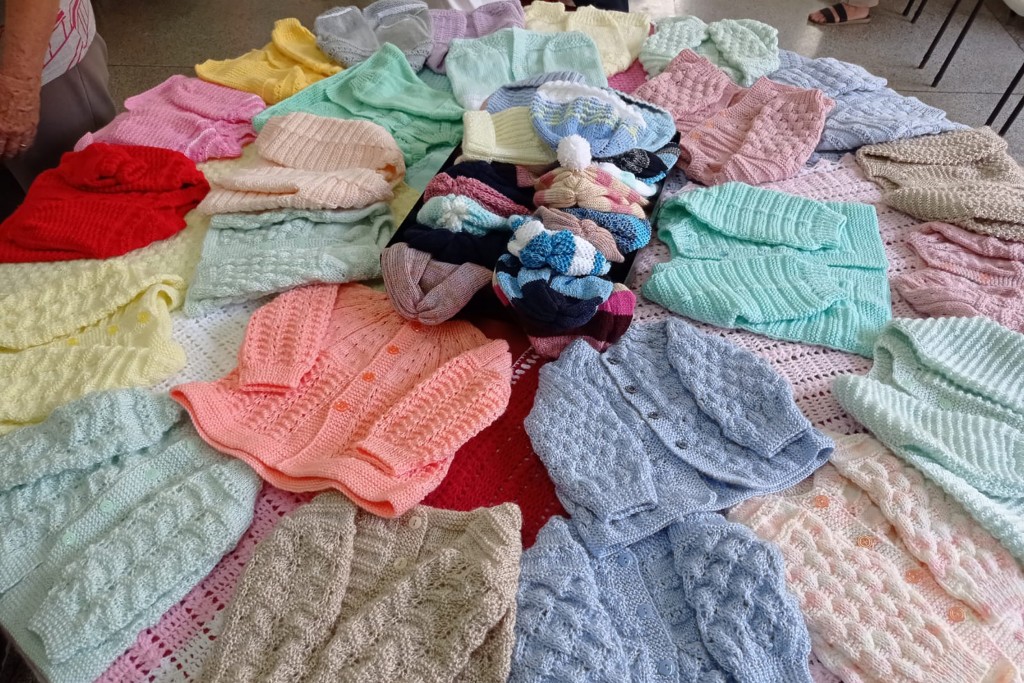Cidades - ‘Tricoteiras do Amor’ doam 1.800  peças de lã para Pastoral da  Criança da Diocese de Piracicaba