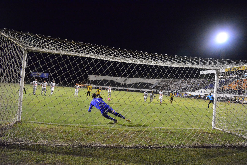 Esporte - Leão mantém tabu e vence Tigre em Americana - 1x0