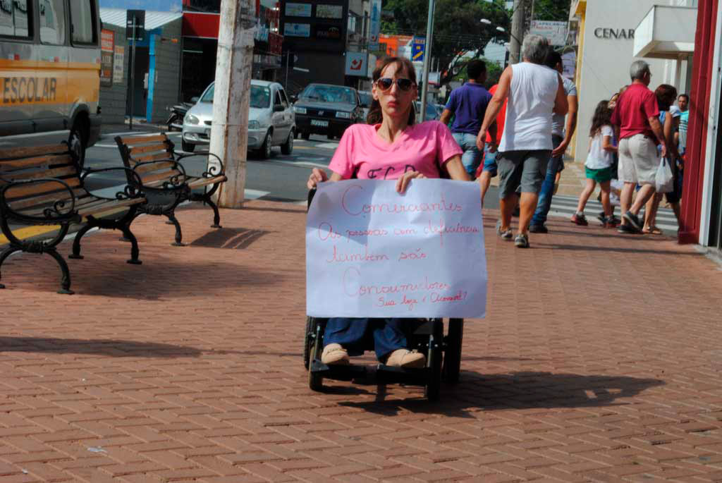 - Cadeiras de rodas ocupam vaga de carros em protesto no Dia do Deficiente Físico