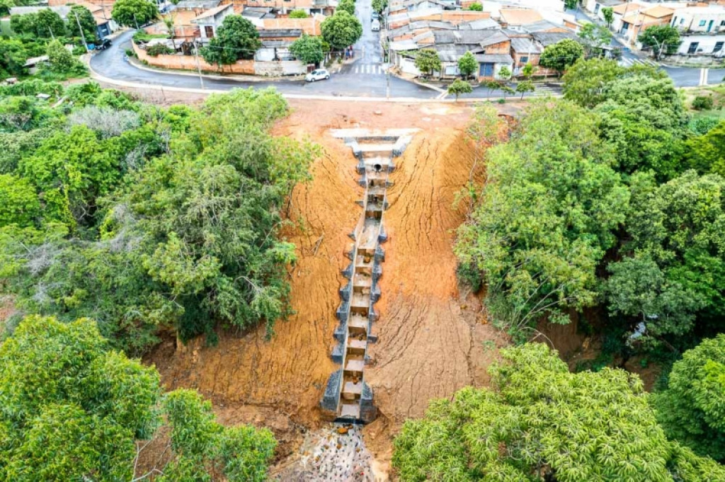 Cidades - Prefeitura executa construção de escada hidráulica e serviços de combate de erosão no Nova Conquista