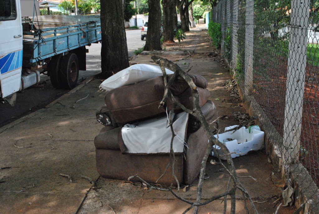 Foto Do Dia - Sofá jogado