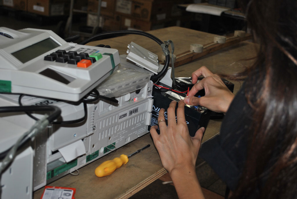 Política - Eleições: Cartório gera mídias, prepara e lacra urnas para 2º turno