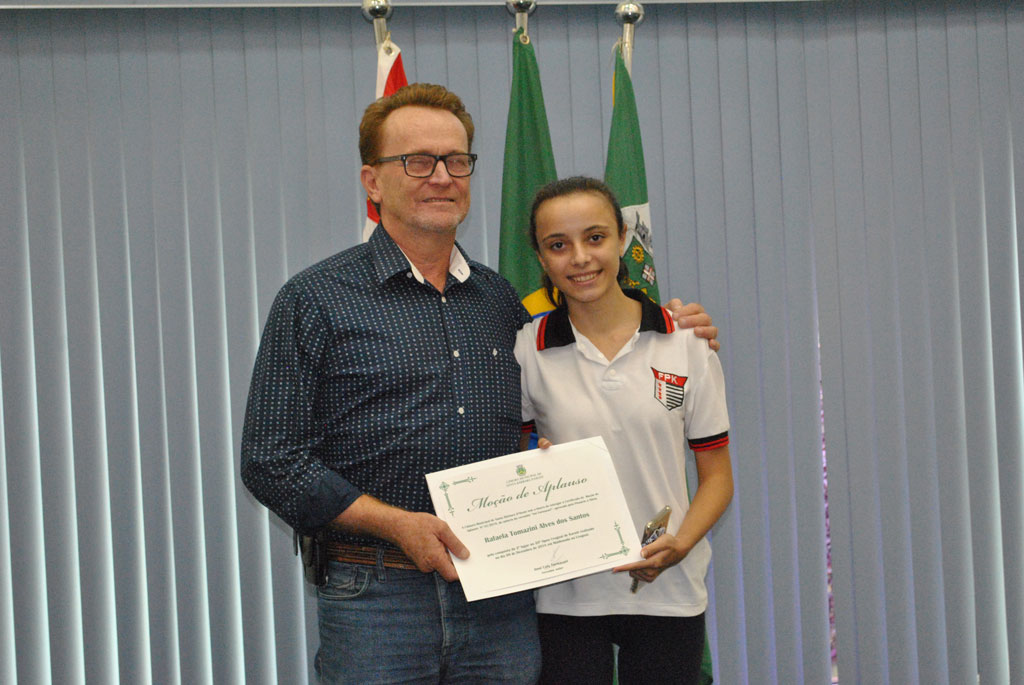 Política - Joi entrega moção de aplauso à atleta de karate 