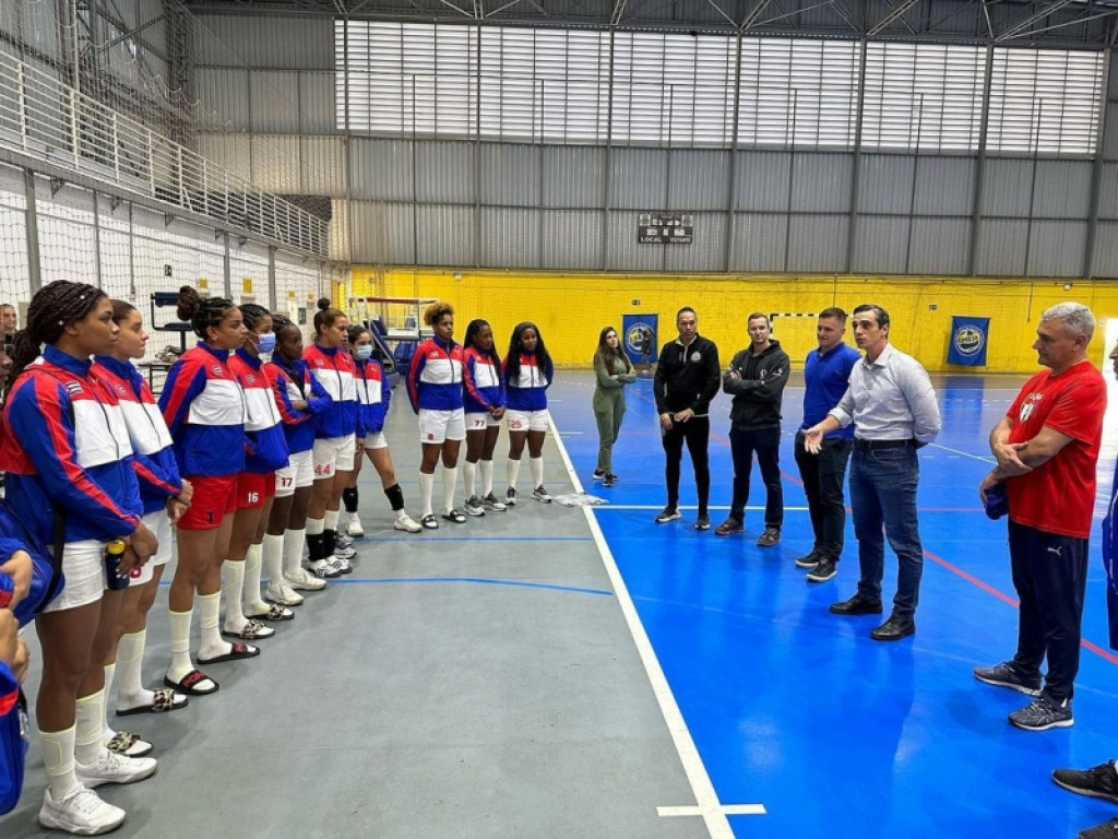 Cidades - Prefeito Rafael Piovezan recepciona Seleção Cubana de Handebol Feminino que se prepara para o Pan-Americano e o Mundial