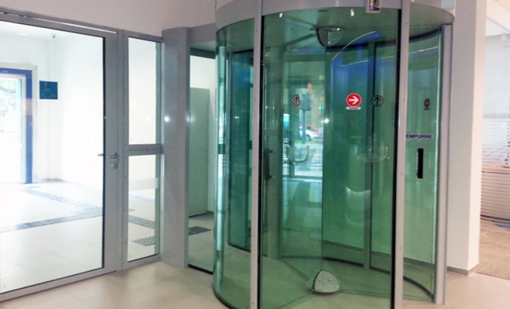 Política - Porta giratória: Aprovado projeto que obriga bancos a fornecerem calçados para clientes barrados