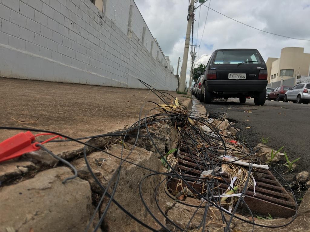 Foto Do Dia - Fiação jogada no Distrito