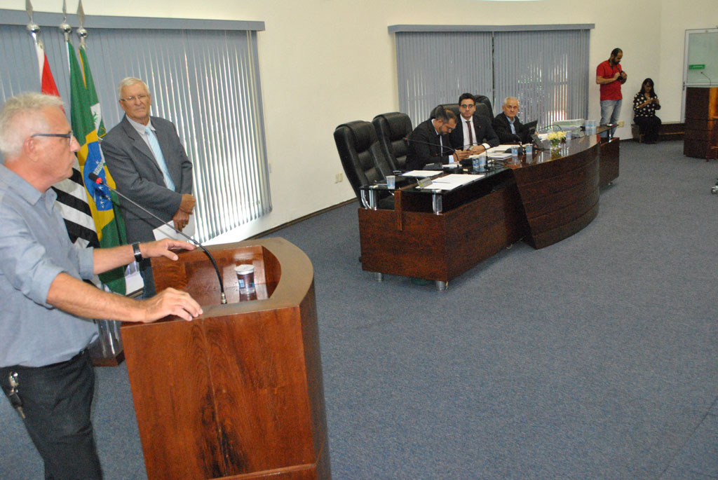 Política - Vereador entrega moção de aplauso a Roberto Bonamin 