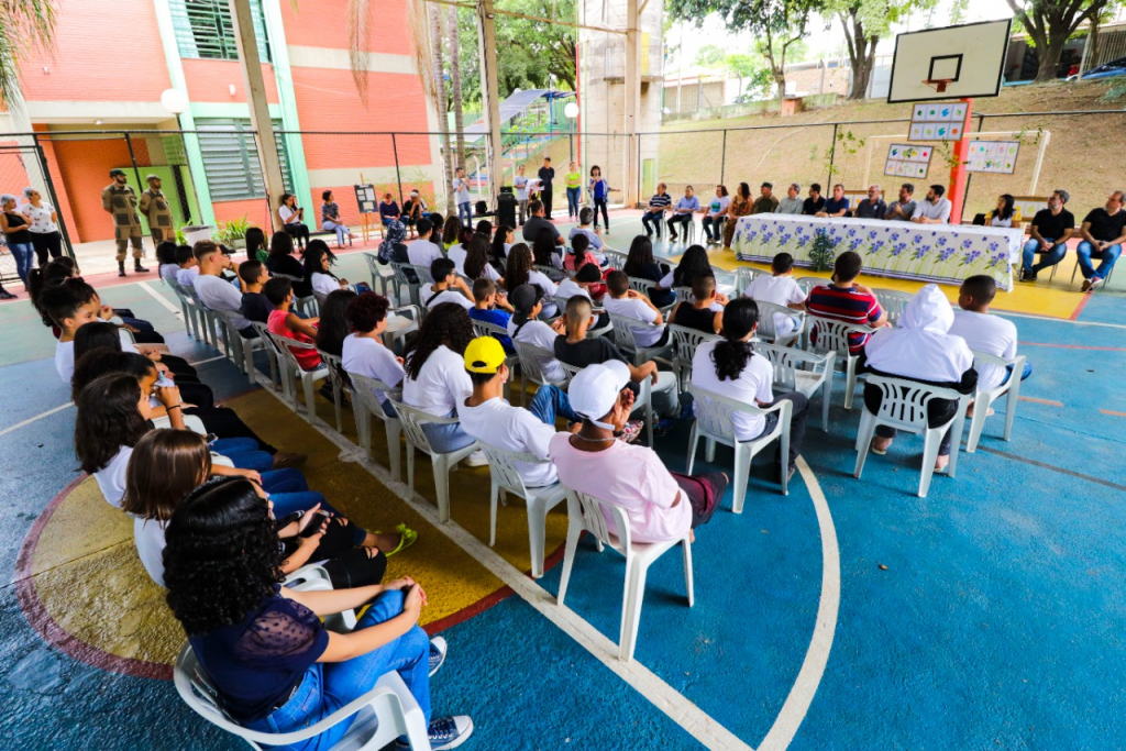  - Apasb lança Projeto Folha   Azul na Escola Fioravante