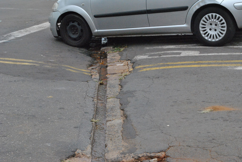 Política - Joi sugere melhorias em canaletas na Zona Leste