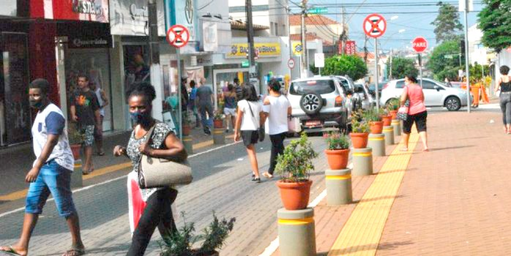 Cidades - Comércio funciona em horário  especial nesta sexta-feira (12)  e sábado (13) 