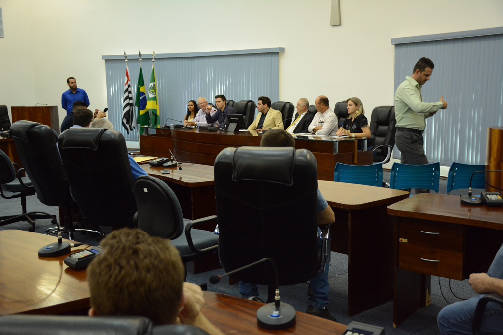 Política - Câmara  sedia reunião de deputado, policiais e defensores da causa animal