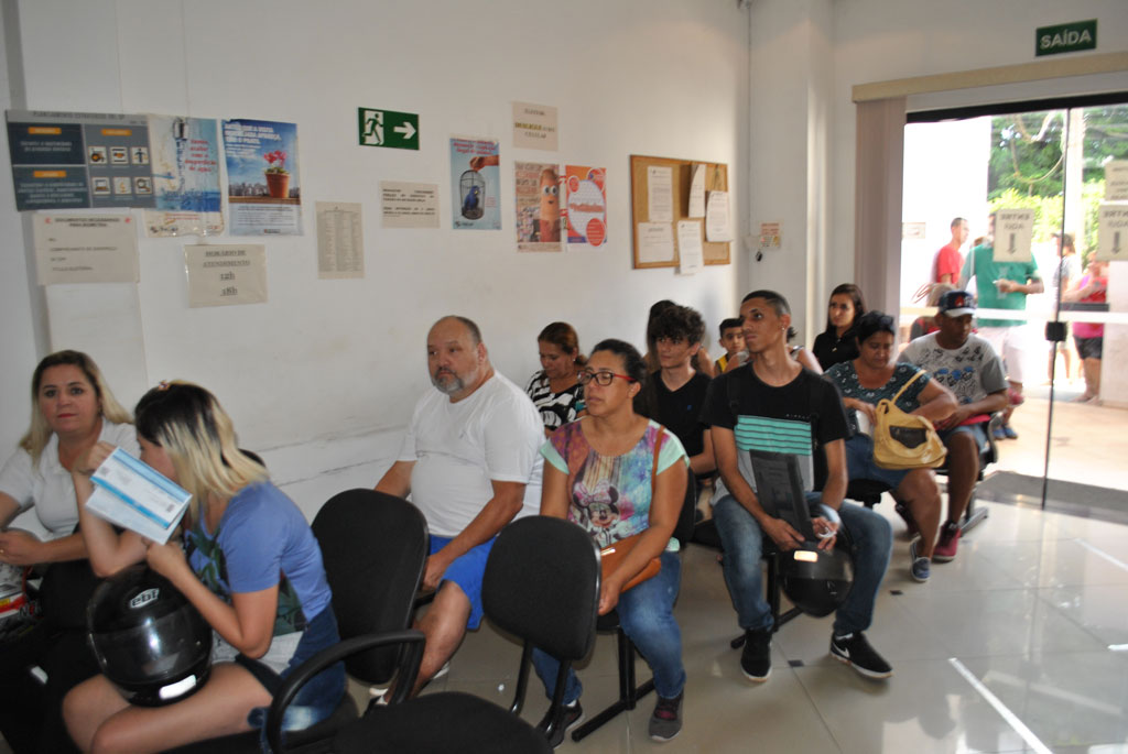 Política - Eleitor enfrenta fila no último dia para regularizar título de eleitor