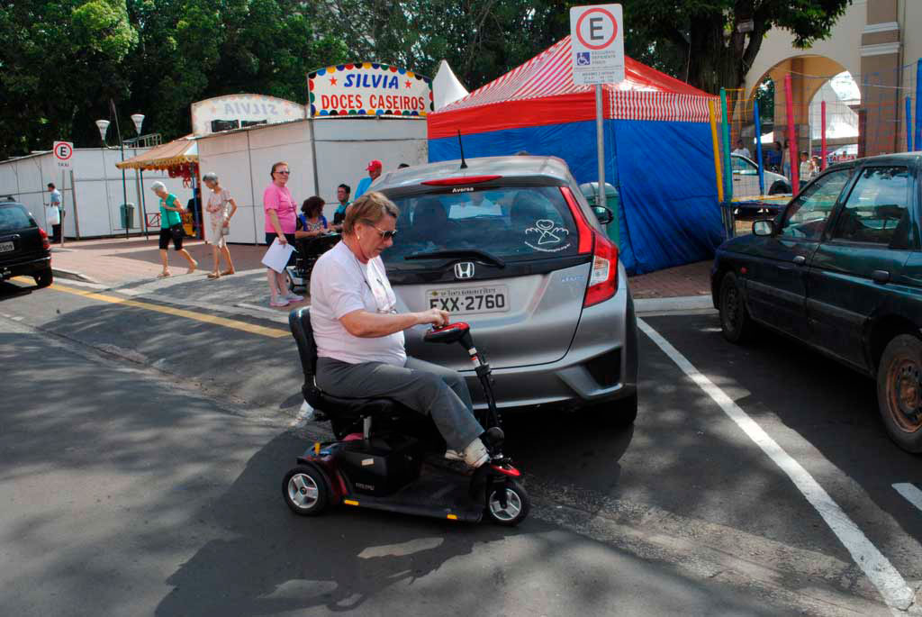 - Cadeiras de rodas ocupam vaga de carros em protesto no Dia do Deficiente Físico
