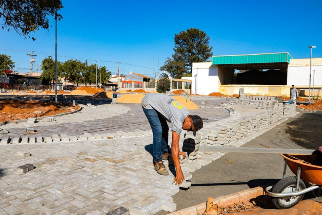 Cidades - Obra da Praça “Rossi Armênio” avança com instalação de novo piso