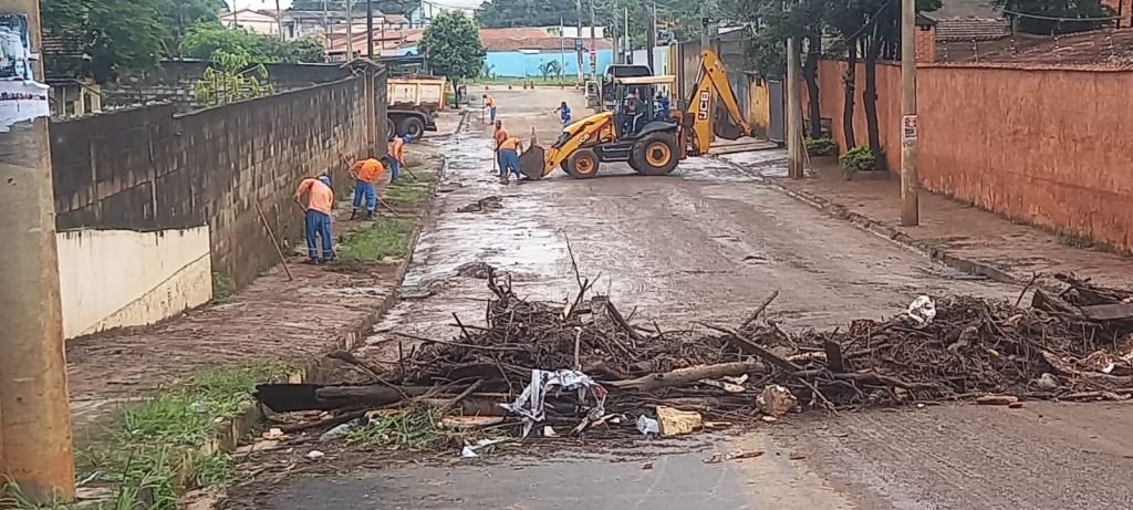 Cidades - Chuva causa alagamentos na cidade