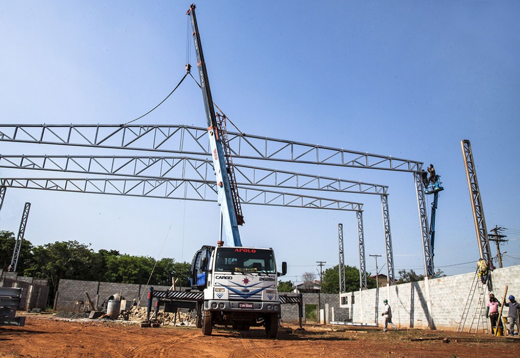 Esporte - Estruturas para cobertura do novo Centro de Iniciação ao Esporte são içadas