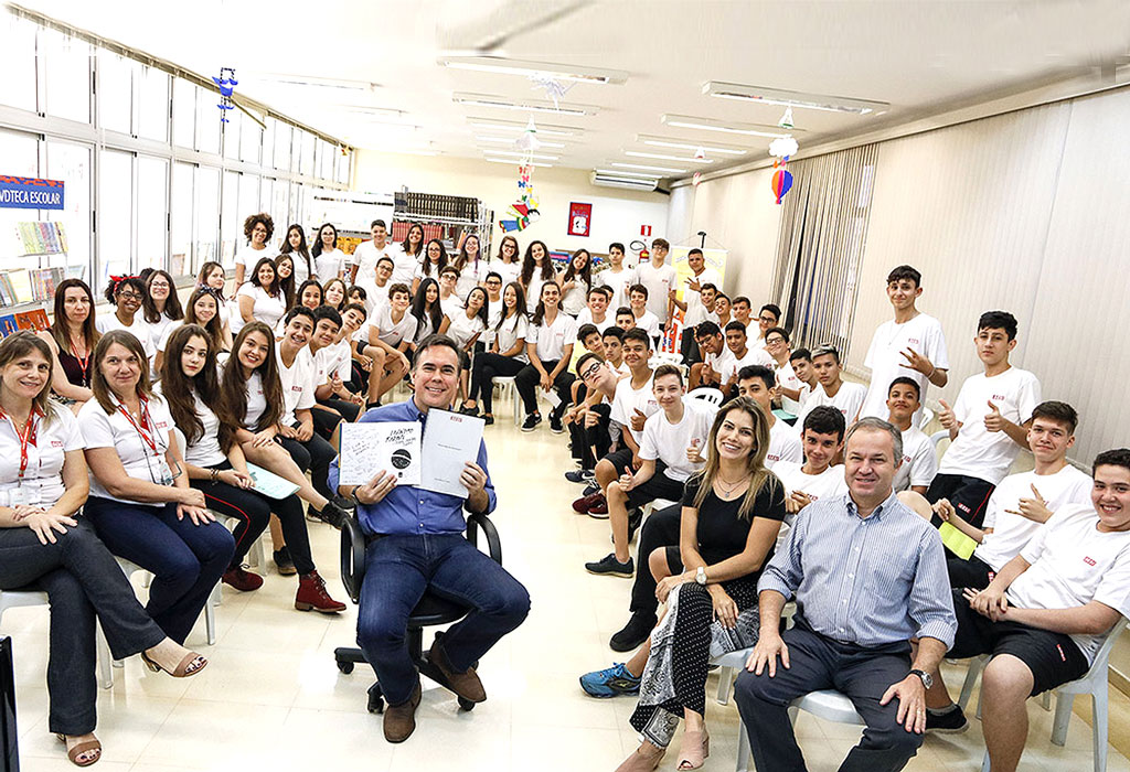 Foto Do Dia - Prefeito visita Sesi e recebe projetos de alunos