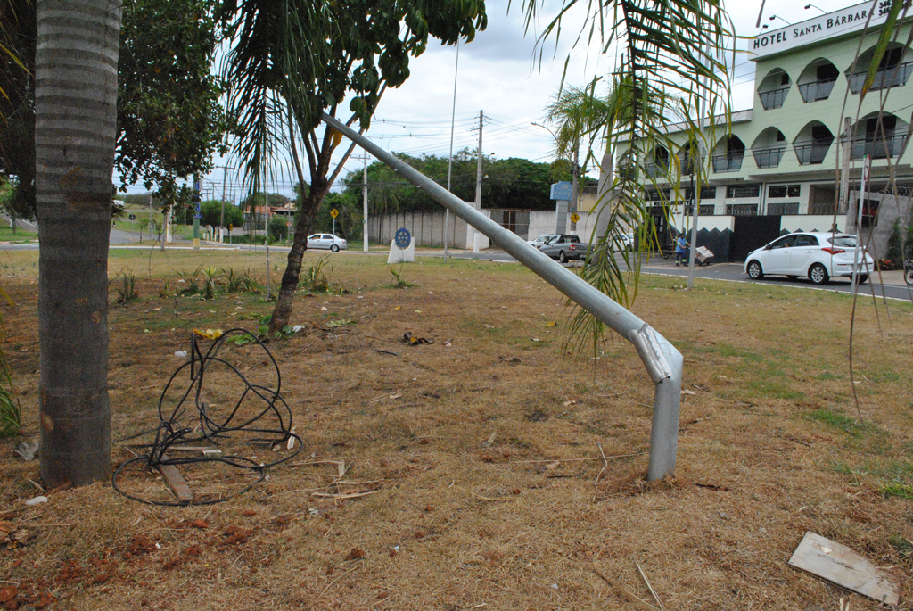 Foto Do Dia - Poste é danificado em rotatória