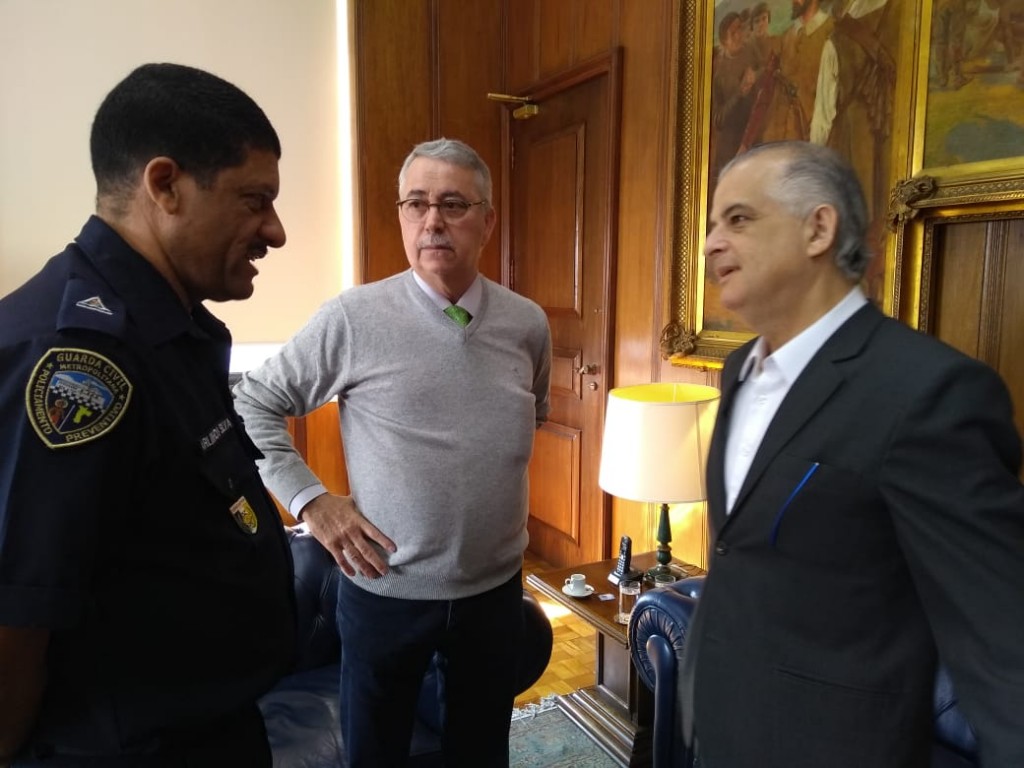 Política - Sardelli busca R$ 4 mi para SB com governador