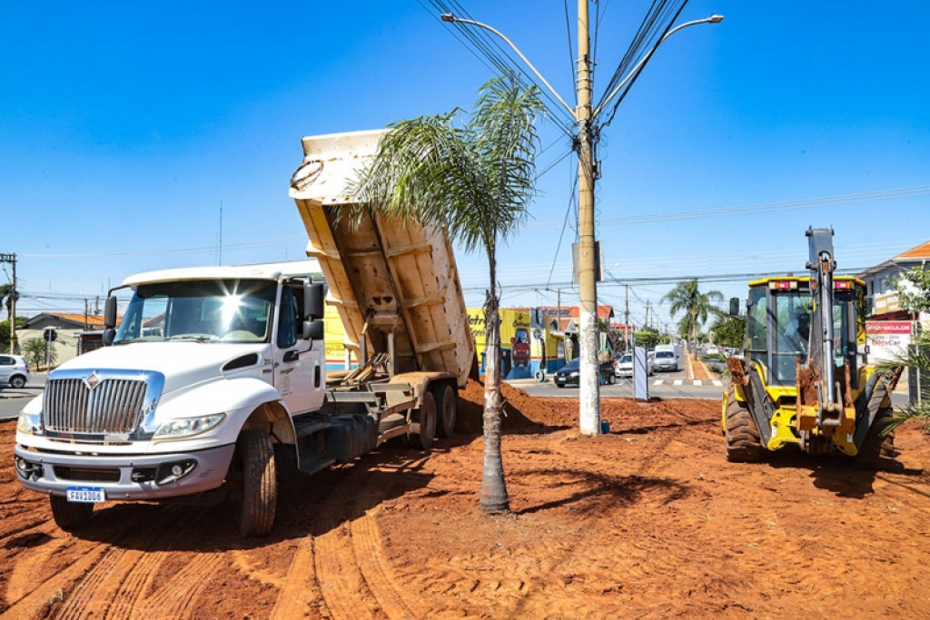 Cidades - Prefeitura executa reforma de canteiro central e rotatória na Avenida Alfredo Contatto