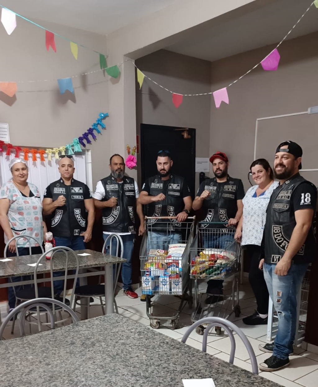 Cidades - Solidariedade:  Moto Clube Insanos faz  entrega de alimentos ao Asilo