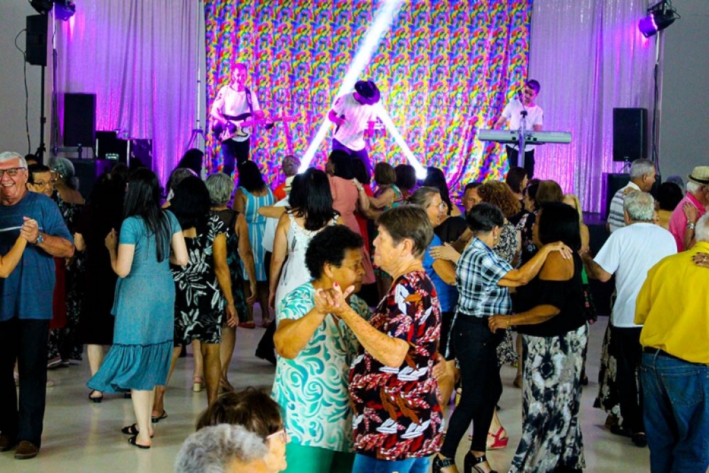  - Baile de confraternização encerra atividades dos grupos de Terceira Idade em Santa Bárbara