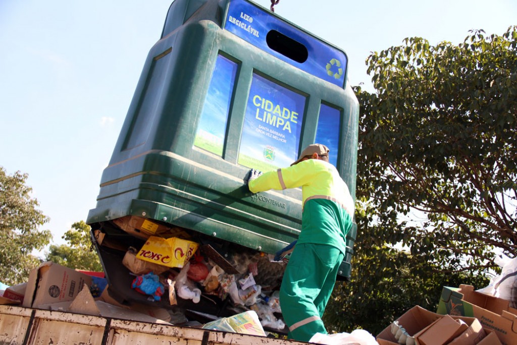  - Prefeito sanciona lei que regulamenta a destinação de resíduos da coleta seletiva