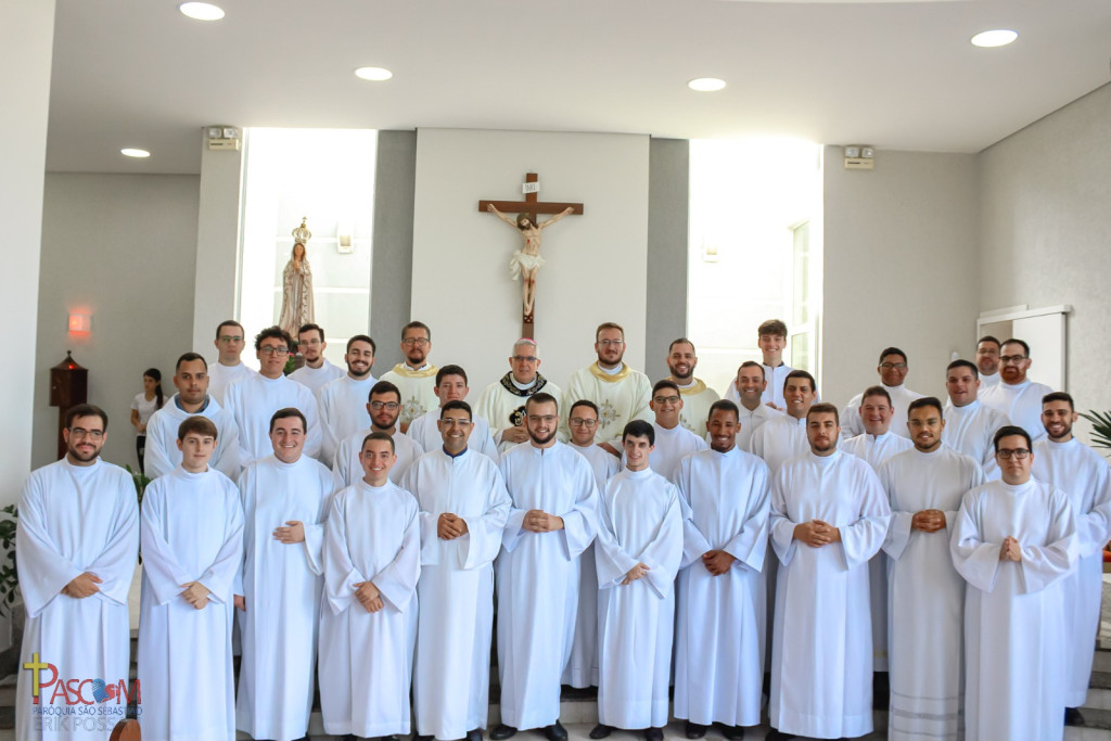 Cidades - Bispo celebra Santa Missa com  seminaristas da Diocese em SB