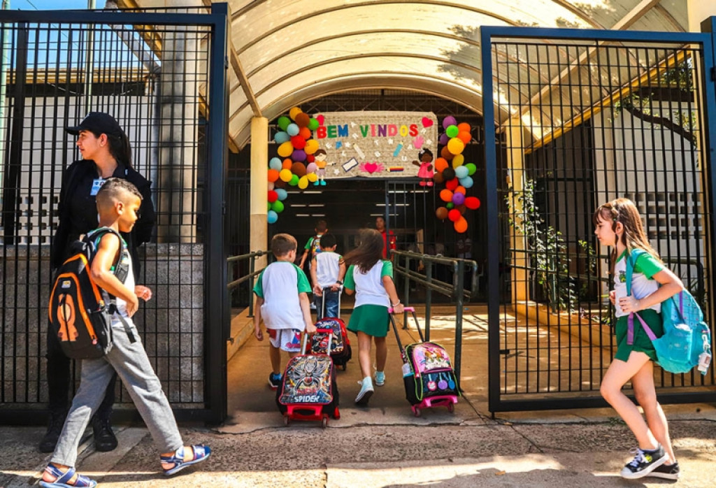 Cidades - Mais de 16 mil alunos da Rede Municipal de Ensino voltam às aulas em Santa Bárbara