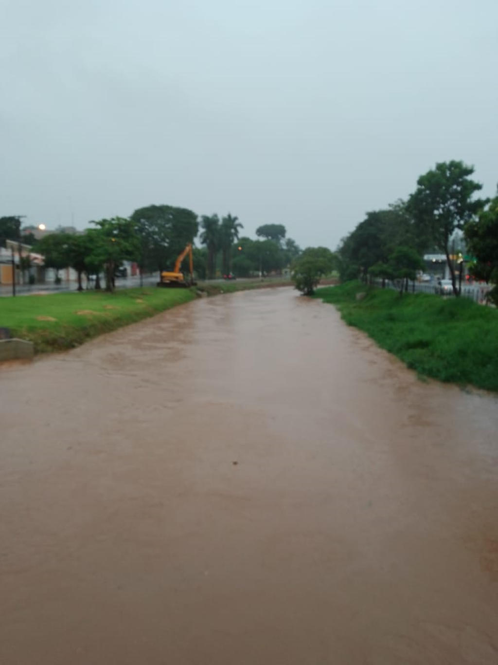 Cidades - Chove 26,8 mm em três horas; Defesa   Civil monitora pontos de alagamento