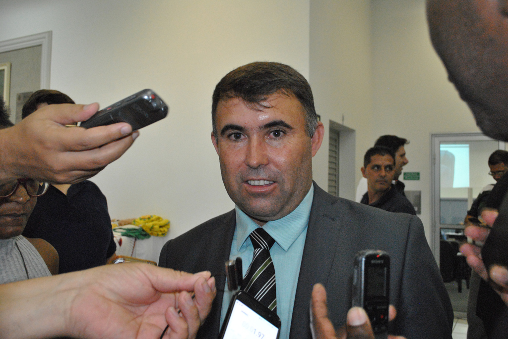 Política - Prefeito de S. Antonio do Monte utiliza Tribuna 