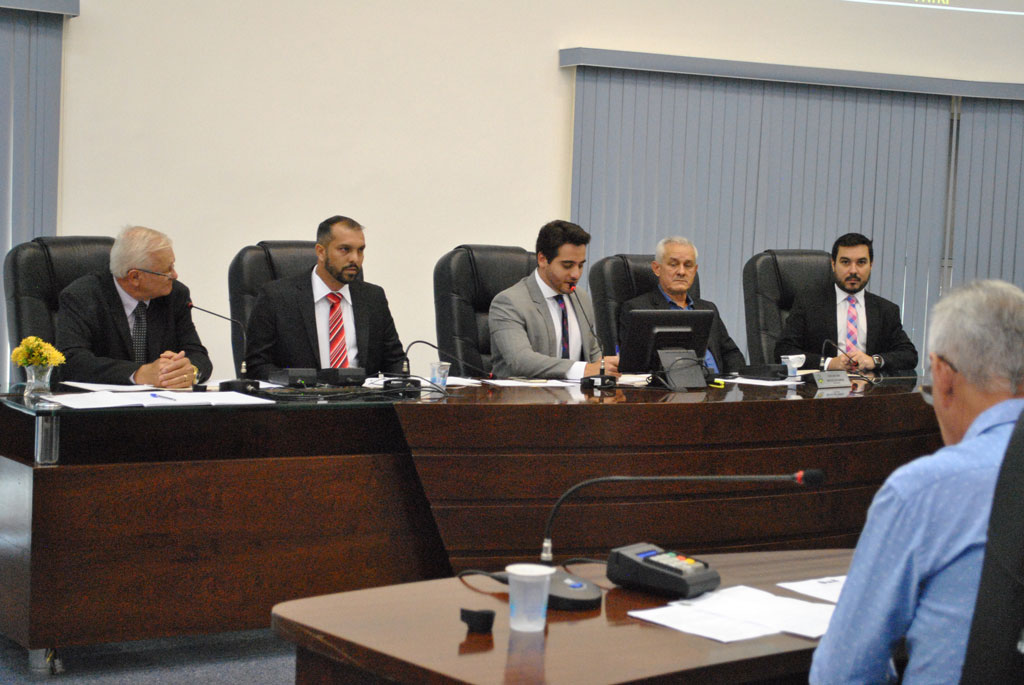 Política - Vereadores aprovam três projetos 