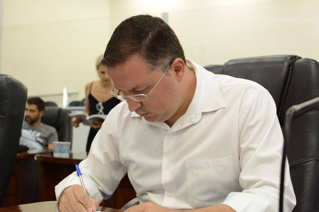 Política - PL prevê atendimento preferencial a pessoas com fibromialgia