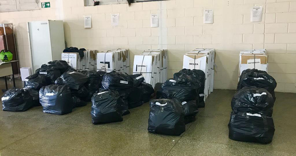 Política - Eleições: Começa transporte de pastas de mesários e cabinas de votação hoje