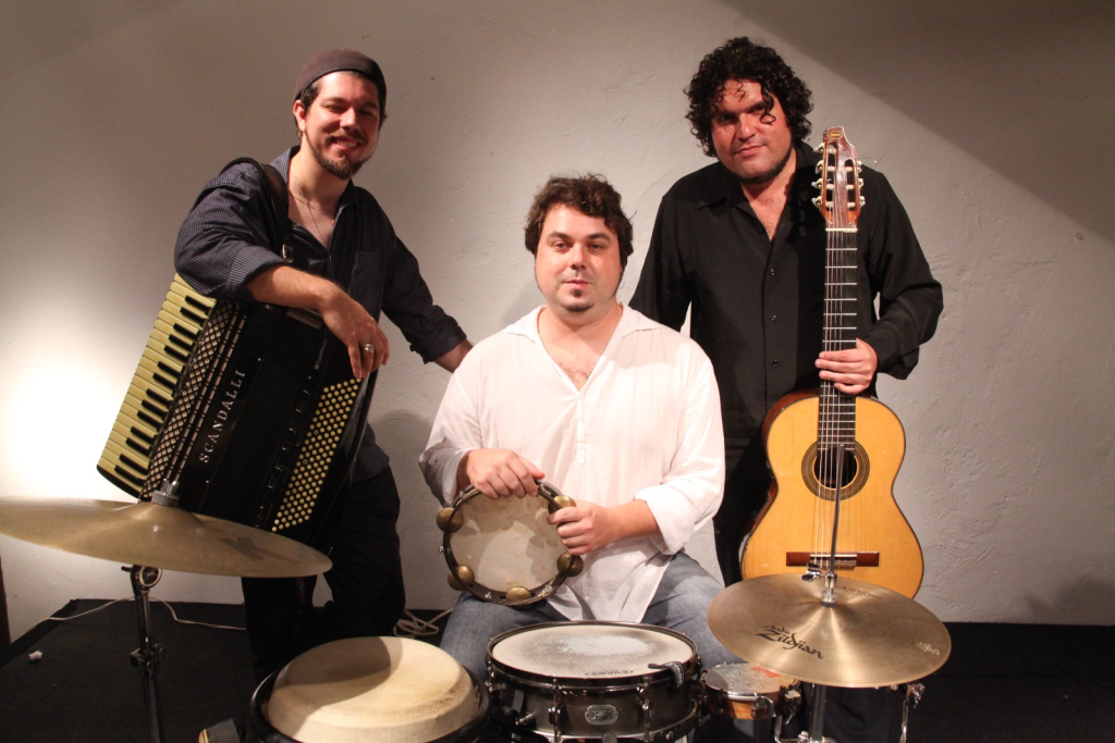 Cidades - “Clássicos em Cena” recebe o   trio Choro pro Santo hoje